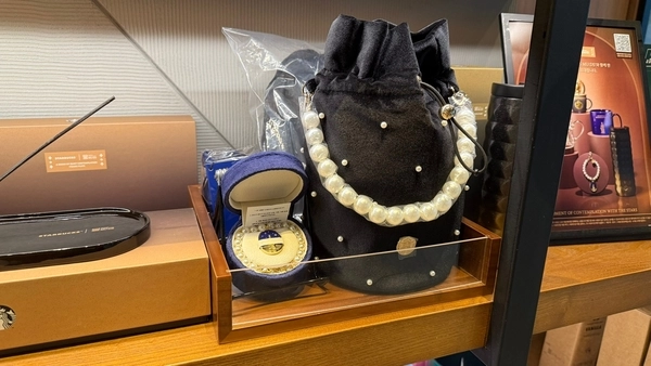 스타벅스코리아와 국립박물관문화재단 ‘뮷즈’가 컬래버한 상품. 2025.8.7 /윤혜경기자 hyegyung@kyeongin.com