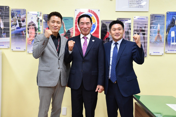 경기도체육회가 제106회 전국체육대회를 위한 훈련에 열중인 경기체육고등학교에 복숭아를 전달하며 선수단과 지도자들을 격려했다. 왼쪽부터 김동권 경기도교육청 체육건강교육과장, 이원성 경기도체육회장, 김호철 경기체고 교장. 2025.8.8 /경기체고 제공