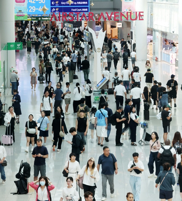 8일 오전 인천국제공항 1터미널 면세구역이 해외여행을 떠나는 여행객들로 북적이고 있다. 2025.8.8  /연합뉴스