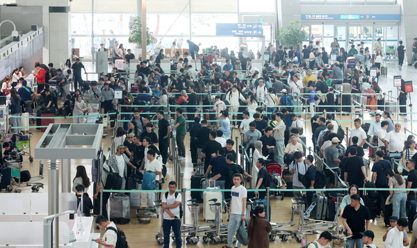 8일 오전 인천국제공항 1터미널 면세구역이 해외여행을 떠나는 여행객들로 북적이고 있다. 2025.8.8  /연합뉴스