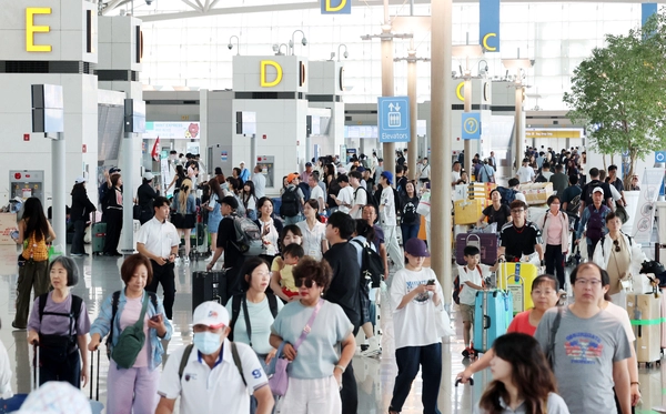 8일 오전 인천국제공항 1터미널 면세구역이 해외여행을 떠나는 여행객들로 북적이고 있다. 2025.8.8  /연합뉴스
