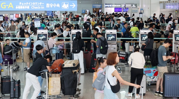 8일 인천국제공항 1터미널 면세구역이 해외여행을 떠나는 여행객들로 북적이고 있다. 2025.8.8 /연합뉴스