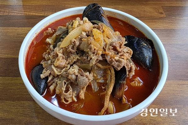 고수짬뽕의 인기 메뉴 차돌짬뽕. 수북이 쌓인 고소한 차돌박이와 불향이 배어 있는 국물도 좋지만, 수타면의 쫄깃함이 베스트. /황성규기자 homerun@kyeongin.com