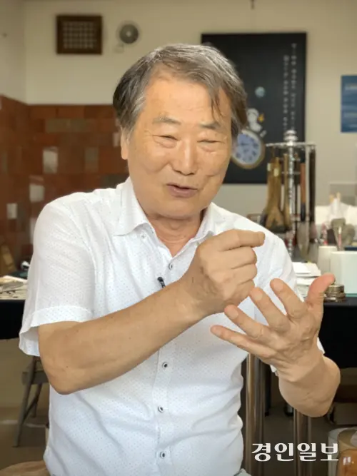 윤고방 시인이 김세환 지사 서거 80주기를 맞아 양평군 국수리 자택 ‘고방 문학의집’에서 본지와 인터뷰를 진행하고 있다. 2025.8.7 /유혜연기자 pi@kyeongin.com