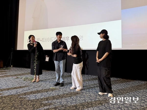 지난 7일 오후 인천 미추홀구 영화공간주안 4관에서 열린 ‘12회 인천독립영화제’ 개막식에서 사회자인 강진아(맨 왼쪽) 배우가 영화제 공식 트레일러 제작진들에게 제작 과정을 묻고 있다. 2025.8.7 /박경호기자 pkhh@kyeongin.com