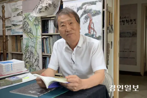 윤고방 시인이 김세환 지사 서거 80주기를 맞아 양평군 국수리 자택 ‘고방 문학의집’에서 본지와 인터뷰를 진행하고 있다. 2025.8.7 /유혜연기자 pi@kyeongin.com