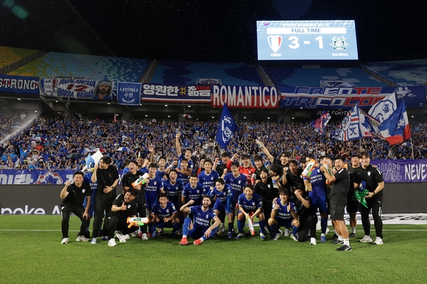 K리그2 수원삼성이 안산그리너스FC와의 리그 24라운드에서 승리하고 기념촬영을 하고 있다. 2025.8.9 /한국프로축구연맹 제공