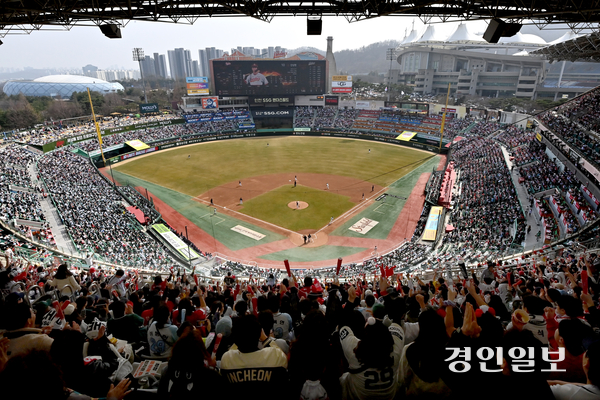 지난 3월 23일 SSG랜더스필드에서 열린 ‘2025 신한 SOL 뱅크 KBO리그’ SSG 랜더스와 두산 베어스 홈 개막 2차전에서 야구팬들이 응원전을 펼치고 있다. 2025.3.23 /김용국기자 yong@kyeongin.com