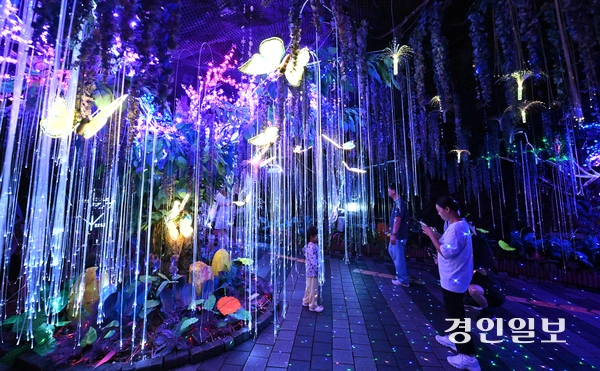 무더위가 이어진 10일 오전 광명시 가학동에 위치한 광명동굴을 찾은 관광객들이 아름답게 꾸며진 시원한 동굴 속에서 더위를 피하고 있다. 2025.8.10 /최은성기자 ces7198@kyeongin.com