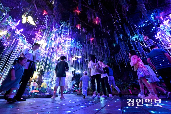 무더위가 이어진 10일 오전 광명시 가학동에 위치한 광명동굴을 찾은 관광객들이 아름답게 꾸며진 시원한 동굴 속에서 더위를 피하고 있다. 2025.8.10 /최은성기자 ces7198@kyeongin.com