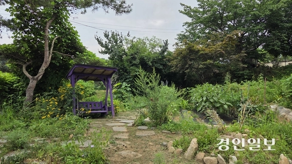 국자와 주걱 뒤뜰에 산책길과 그네의자가 마련돼 있어 사색하기 좋다. 2025.8.1 /김희연기자 khy@kyeongin.com