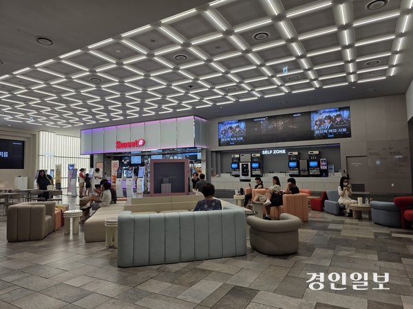 수원의 한 멀티플렉스 영화관에서 관객들이 영화를 보기 위해 기다리고 있다. /구민주 기자 kumj@kyeongin.com