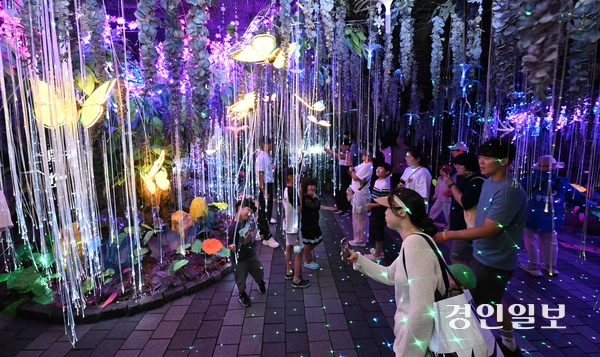 무더위가 이어진 10일 오전 광명시 가학동에 위치한 광명동굴을 찾은 관광객들이 아름답게 꾸며진 시원한 동굴 속에서 더위를 피하고 있다. 2025.8.10 /최은성기자 ces7198@kyeongin.com