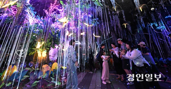 무더위가 이어진 10일 오전 광명시 가학동에 위치한 광명동굴을 찾은 관광객들이 아름답게 꾸며진 시원한 동굴 속에서 더위를 피하고 있다. 2025.8.10 /최은성기자 ces7198@kyeongin.com