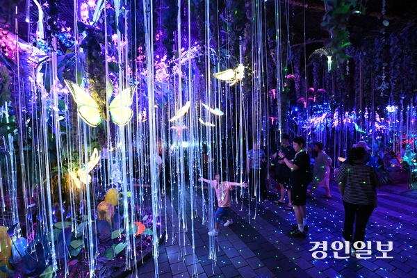 무더위가 이어진 10일 오전 광명시 가학동에 위치한 광명동굴을 찾은 관광객들이 아름답게 꾸며진 시원한 동굴 속에서 더위를 피하고 있다. 2025.8.10 /최은성기자 ces7198@kyeongin.com