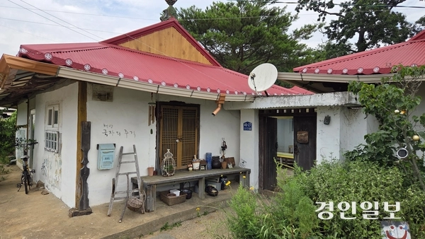 인천 강화군 양도면의 동네 책방이자 북스테이 공간인 ‘국자와 주걱’ 입구. 2025.8.1 /김희연기자 khy@kyeongin.com