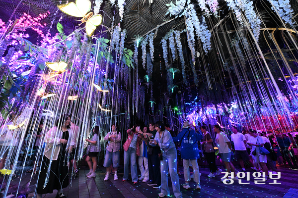 무더위가 이어진 10일 오전 광명시 가학동에 위치한 광명동굴을 찾은 관광객들이 아름답게 꾸며진 시원한 동굴 속에서 더위를 피하고 있다. 2025.8.10 /최은성기자 ces7198@kyeongin.com