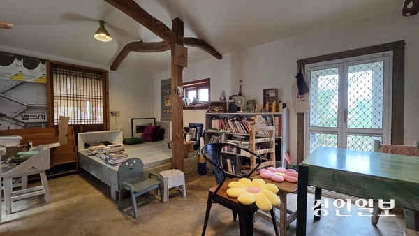 국자와 주걱 주방 공간에 놓인 식탁 옆에도 책장과 바닥에 책이 가득한 모습. 2025.8.1 /김희연기자 khy@kyeongin.com