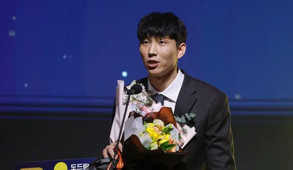 프로배구 도드람 2024-2025 V리그 시상식에서 남자부 베스트 7에 선정된 세터 KB손해보험 황택의가 소감을 밝히고 있다. /연합뉴스