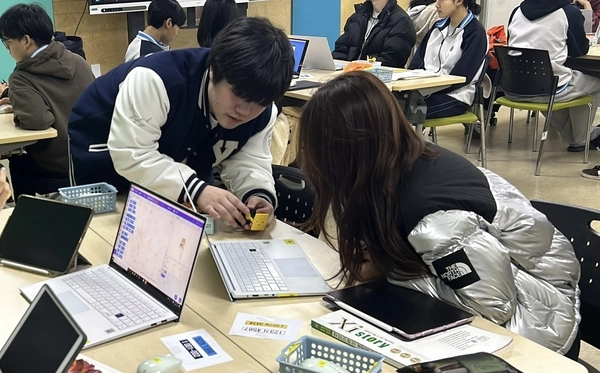 지난해 11월 연세대 학생들이 김포제일고를 찾아 고교생 70명을 대상으로 AI·SW 교육 프로그램을 진행했다. /김포시 제공