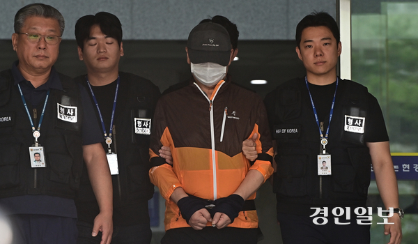 사제 총기 사건 피의자 A씨가 인천시 남동구 논현경찰서에서 검찰로 송치되고 있다. /경인일보DB