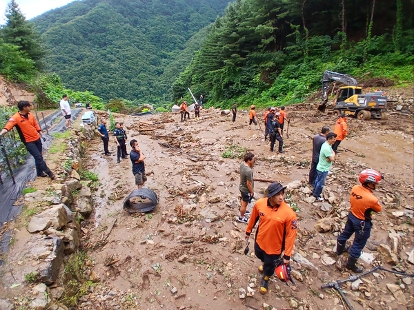 가평에서 산사태로 인해 매몰자가 발생해 소방 특수대응단이 진입 후 수색 하는 모습.2025.7.20 /경기북부소방재난본부 제공