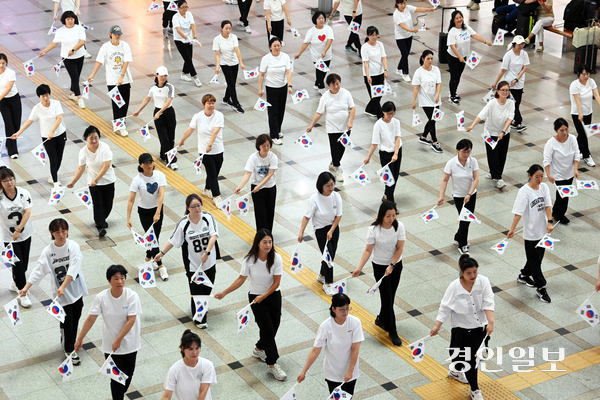 제80주년 광복절을 나흘 앞둔 11일 오후 수원역 대합실에서 권선구 주민자치센터 수강생들이 태극기를 흔들며 공연을 펼치고 있다. 이날 수강생 54명은 ‘광복, 그날의 기쁨 재현하다’를 주제로 플래시몹 공연을 진행했다. 2025.8.11 /최은성기자 ces7198@kyeongin.com