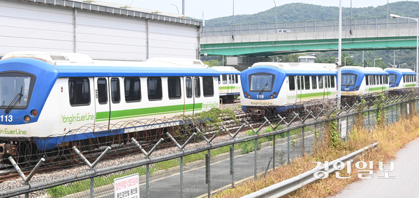 용인시는 지난 5일 세금 낭비 논란을 빚은 용인경전철과 관련해 경전철 건설 공사 당시 시장이었던 이정문 전 시장에게 214억6천만원을, 한국교통연구원에 42억9천만원을 각각 배상하도록 요구하는 공문을 보냈다고 11일 밝혔다. 사진은 용인경전철의 모습. /경인일보DB