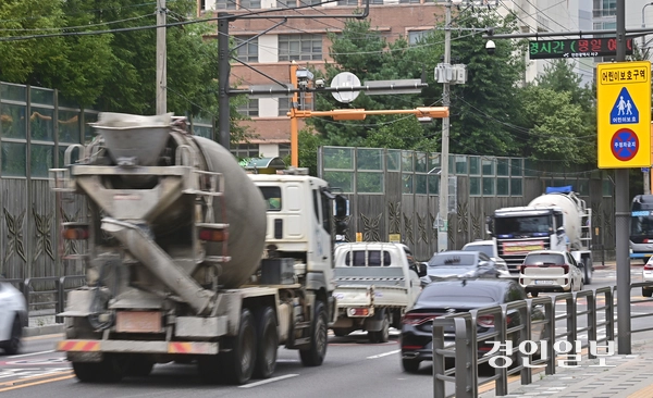 오는 11월 입주를 앞둔 A 아파트 주민들은 자녀들이 500여m 거리에 있는 신검단초가 아닌 공사현장이 많은 약1km 거리의 목향초로 배정받아 불만을 토로하고 있는 실정이다. 2025.8.11 /조재현기자 jhc@kyeongin.com