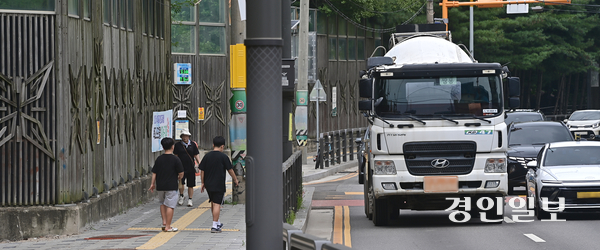 11일 오전 인천시 서구 불로동 인천목향초등학교 인근 보행로를 어린 학생들이 지나고 있다. 오는 11월 입주를 앞둔 A 아파트 주민들은 자녀들이 500여m 거리에 있는 신검단초가 아닌 공사현장이 많은 약1km 거리의 목향초로 배정받아 불만을 토로하고 있는 실정이다. 2025.8.11 /조재현기자 jhc@kyeongin.com