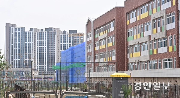 오늘 11월 인천 검단신도시에 입주 예정인 A 아파트 주민들이 가까운 초등학교를 두고 자녀들이 두 배나 먼 거리의 학교로 배정받았다며 불만을 토로하고 있다. 2025.8.11 /조재현기자 jhc@kyeongin.com