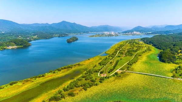 팔당호를 옆에 끼고 광주 팔당물안개공원이 있다. 길쭉하게 보이는 곳이 귀여섬이고 긴 다리와 연결돼 주차장으로 이어지는데 간이화장실 등이 없다보니 이용객들의 불편이 많다. /광주시 제공