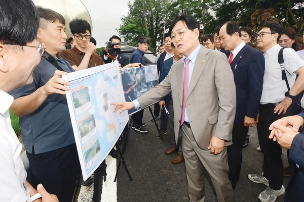 박용철 인천 강화군수가 지난 7월 17일 강화~계양 고속도로 건설 관련 현장점검에 나서 이야기하고 있다. /강화군 제공