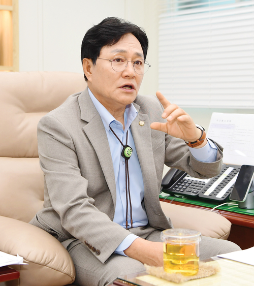 박용철 인천 강화군수가 지난 8일 경인일보와의 인터뷰에서 강화 발전과 강화 주민들을 위한 일에 책임감을 갖고 임하고 있다는 점을 강조하고 있다. 2025.8.8 /강화군 제공