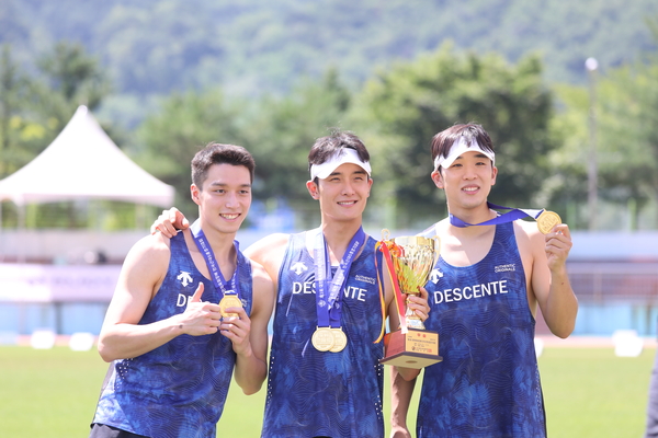 최근 강원도 인제에서 막을 내린 ‘제3회 대한체육회장배 전국근대5종대회’에서 금메달 2개 동메달 1개를 획득한 김승진 플레잉코치(가운데)와 인천시체육회 선수들. /인천시체육회 제공