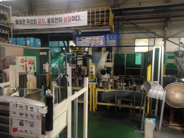 11일 오전 7시13분께 평택시 포승읍 만호리의 한 자동차부품 공장에서 50대 남성 B씨가 로봇 기계에 상반신이 끼였다./ 경기도소방재난본부 제공