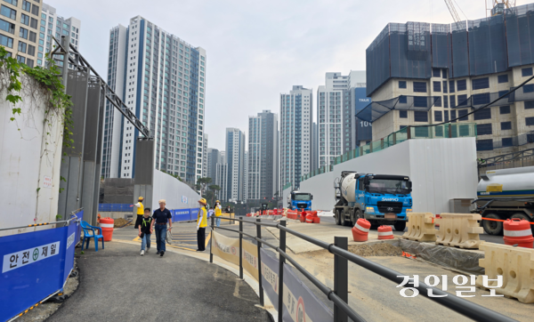 지난 5월 광명 4·5R 구역 공사 현장을 가로지르는 광명초등학교 통학로를 한 학생과 학부모가 지나가고 있다. 2025.5.28 광명/김성주기자 ksj@kyeongin.com