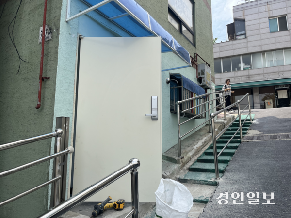 인천 한 주택 현관문 앞에 안전 난간이 설치돼 집주인과 구청이 갈등을 빚고 있다. /경인일보DB