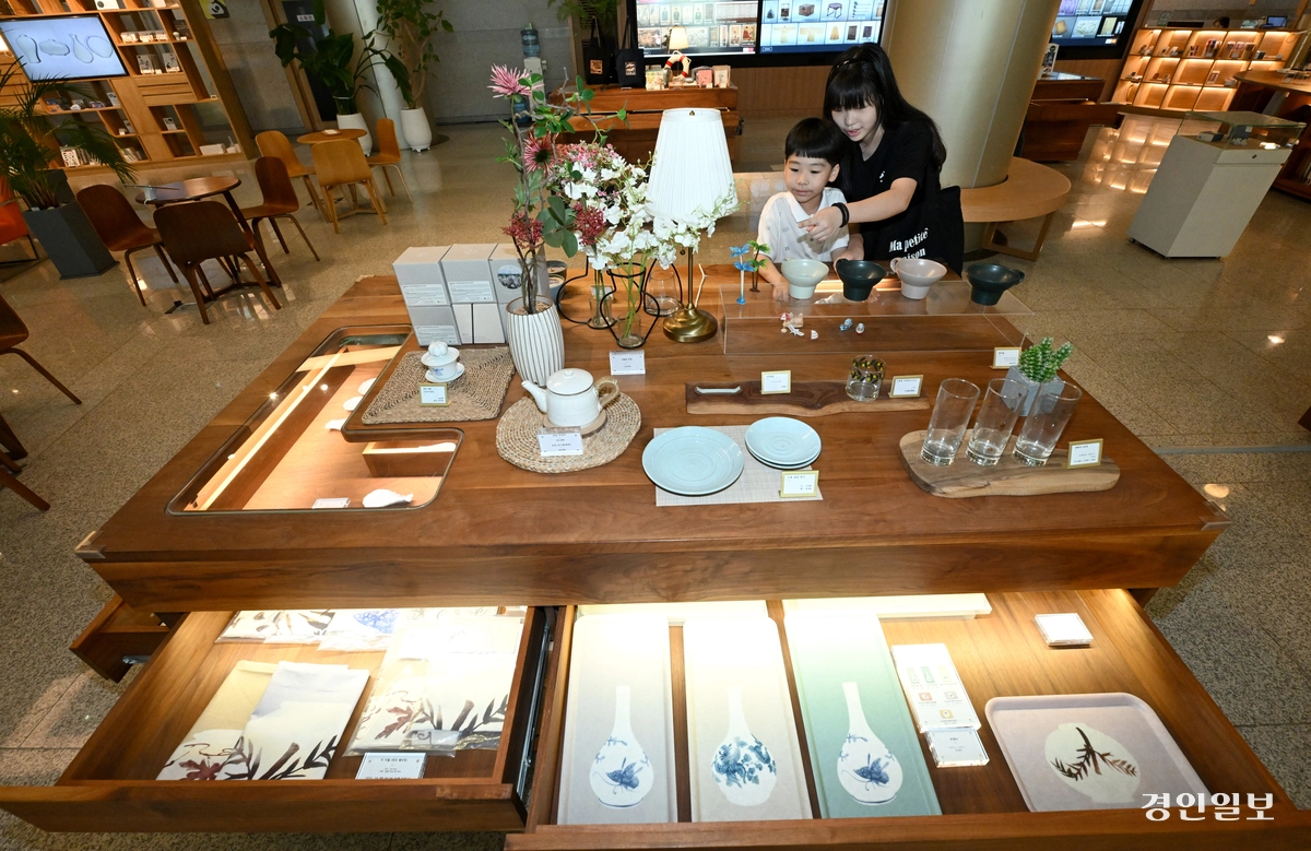 12일 용인시 기흥구 경기도박물관에서 판매되고 있는 머그컵, 손수건, 파우치 등 다양한 굿즈 상품들. 2025.8.12 /최은성기자 ces7198@kyeongin.com