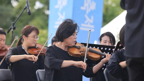 신계용 과천시장은 지난해 9월 열린 과천공연예술축제에서 오케스트라 공연단과의 바이올린 협연으로 시민들에게 색다른 즐거움을 선물했다. /과천시 제공