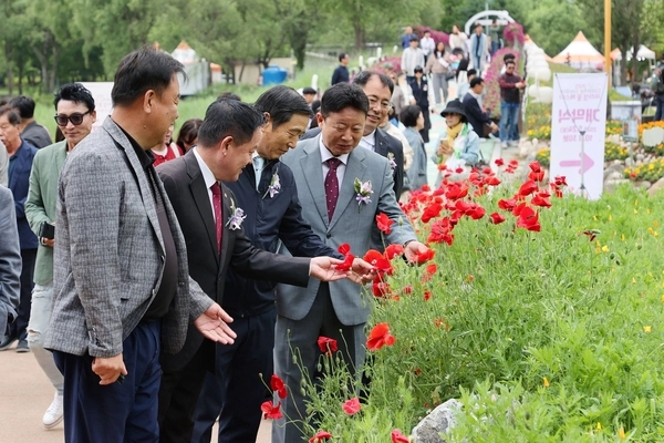 서태원 가평군수가 지난 6월 열린 ‘2025년 자라섬 봄꽃 페스타’ 개막식에서 참석자들과 함께 행사장을 둘러보고 있다. /가평군 제공