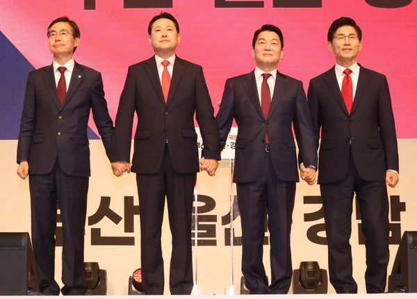 12일 오후 부산 해운대구 벡스코에서 열린 국민의힘 부울경 합동연설회에서 당대표 후보들이 손을 맞잡고 있다. 왼쪽부터 조경태, 장동혁, 안철수, 김문수 후보. 2025.8.12 /연합뉴스
