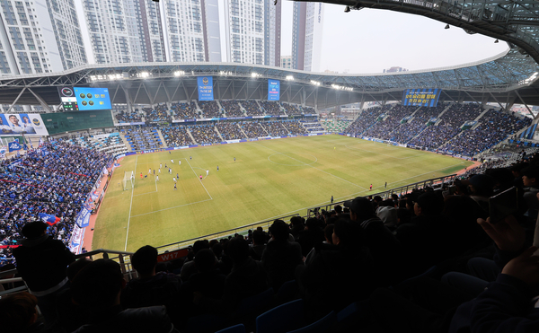 사진은 인천축구전용경기장에서 열린 프로축구 K리그2 인천 유나이티드와 수원 삼성의 경기에서 축구 팬들이 관중석을 가득 메우고 있는 모습. 이날 1만8천282명의 관중이 경기장을 찾아 전 좌석 매진 됐다. 2025.3.1 /연합뉴스