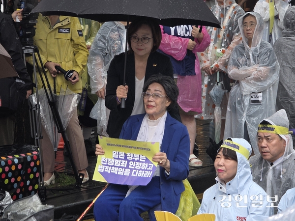 13일 서울 주한일본대사관 인근 평화의 소녀상 앞에서 열린 수요시위에서 이용수 할머니가 손팻말을 들고 있다. 2025.8.13 /고건기자 gogosing@kyeongin.com