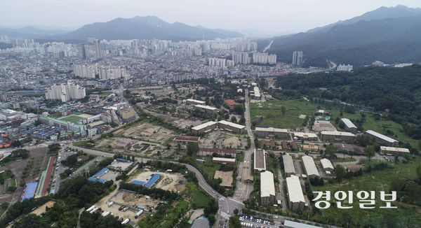 미군 반환공여지에 대한 개발과 정부차원의 지원이 필요하다는 목소리가 커지고 있다. 사진은 캠프 레드클라우드 전경. /경인일보DB