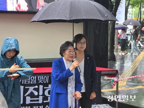 13일 서울 주한일본대사관 인근 평화의 소녀상 앞에서 열린 수요시위에서 이용수 할머니가 발언을 하고 있다. 매년 8월 14일은 위안부 피해자 기림의 날이다. 2025.8.13 /고건기자 gogosing@kyeongin.com