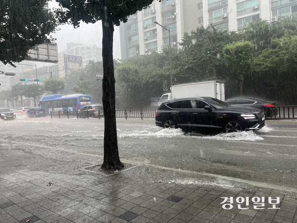 13일 오전 11시 37분께 계양구 장제로 인근 한 도로와 도보가 물에 잠겼다. 2025.8.13 /송윤지기자 ssong@kyeongin.com