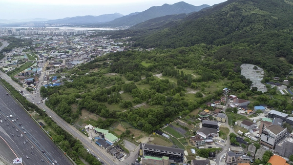 경기도는 오는 25일 국회에서 의정부·동두천·하남·파주 등 미군 반환공여지가 있는 지자체들과 함께 공여지 개발 관련 토론회를 열어 입법 등 국회 차원의 역할이 필요하다는 점을 강조할 방침이다. 미군반환공여지 하남 캠프 콜번 부지 전경. /경인일보DB