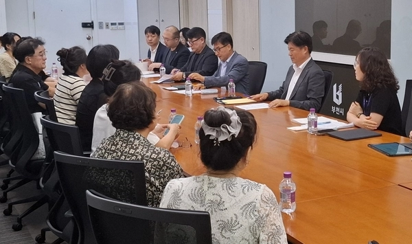 조용익 부천시장이 지난 12일 ‘부천원미 도심복합사업’ 주민 간담회에서 주민대표위원장 등 주민 10여 명과 만나 주민 불편 사안을 청취하고 있다. 2025.8.12 /부천시 제공