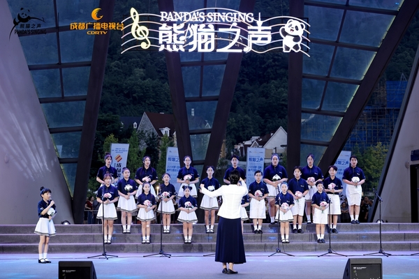 가평군 소년소녀합창단이 2025 ‘판다의 노래’ 청두 국제합창제에서 금메달을 받았다. 합창단은 최근 중국 펑저우에서 열린 콘서트 G2 부문에 출전해 한국 전래동요 ‘두껍아 두껍아’를 편곡한 곡과 외국곡 ‘Plena(플레나)’, 중국 영화 주제곡 ‘모리화’와 ‘꽃타령’을 연주해 큰 호응을 얻었다. 이번 합창제에는 한국, 중국, 러시아, 태국, 말레이시아 등 10여 개국 600여 명의 합창단이 참가했다. 가평/김민수기자 kms@kyeongin.com, 사진/가평군소년소년합창단 제공